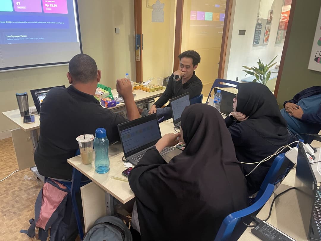 Peserta praktik membangun workflow AI